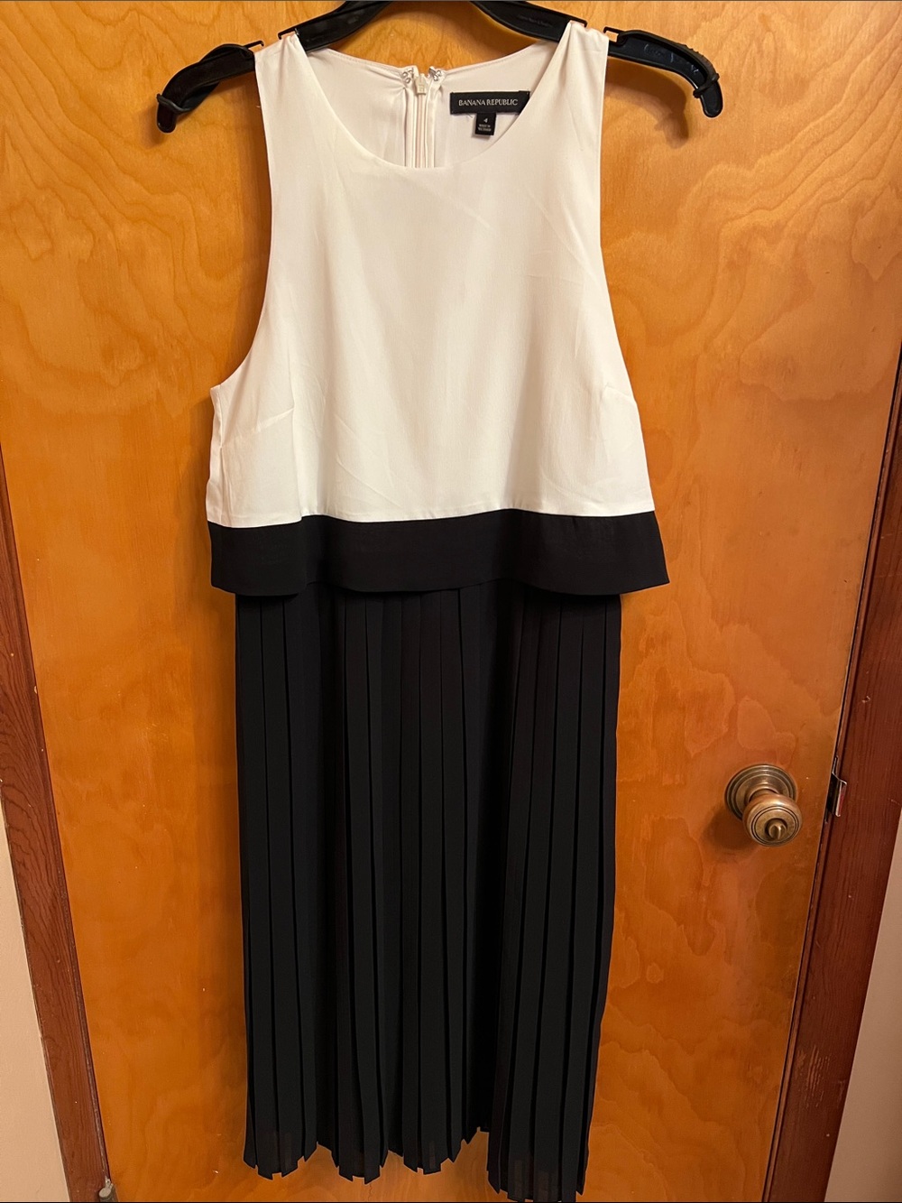 Banana Republic Black and White Pleated Two-Tone Dress Size 4